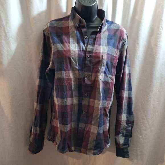 Van Heusen Never tuck slim fit  plaid medium button-down. - Picture 1 of 7